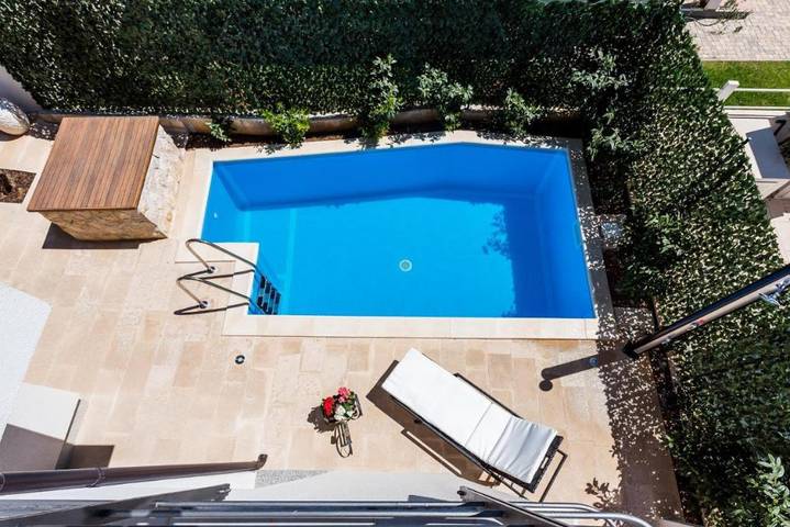 Villa pour 6 personnes, avec terrasse ainsi que piscine et vue, animaux acceptés à Tribunj - 3