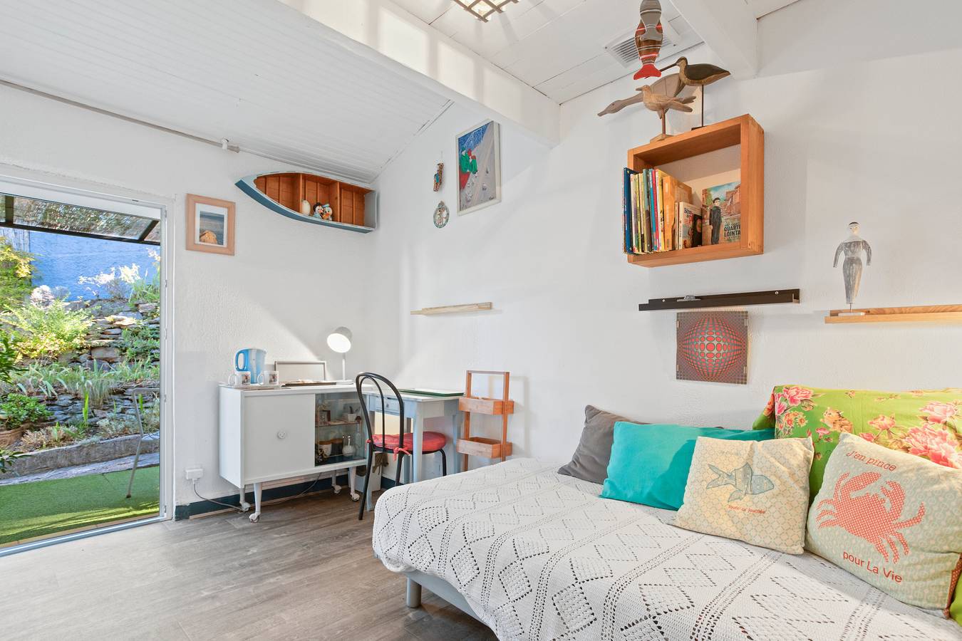 Chambre d’hôtes « Au Jardin Des Couleurs » avec vue sur la montagne, Wi-Fi et climatisation in Pierrefeu-du-Var, Région de Toulon