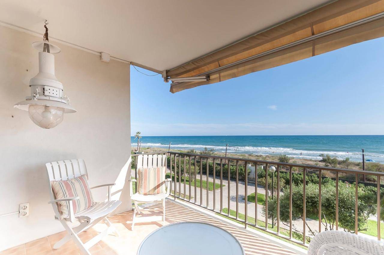 Appartement entier, Lets Holidays Beach front apartment in Gavà Mar, Pine Beach in Platja de Gavà (Gavà), Gavà