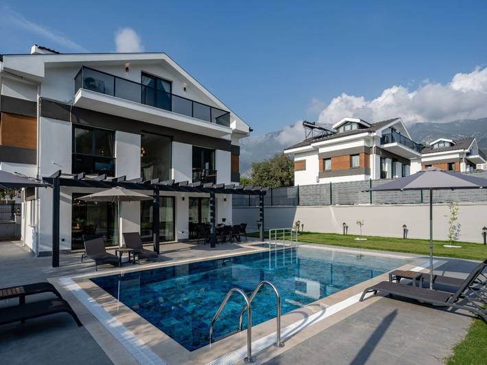 Casa de vacaciones para 6 personas, con piscina además de balcón y jardín - 1