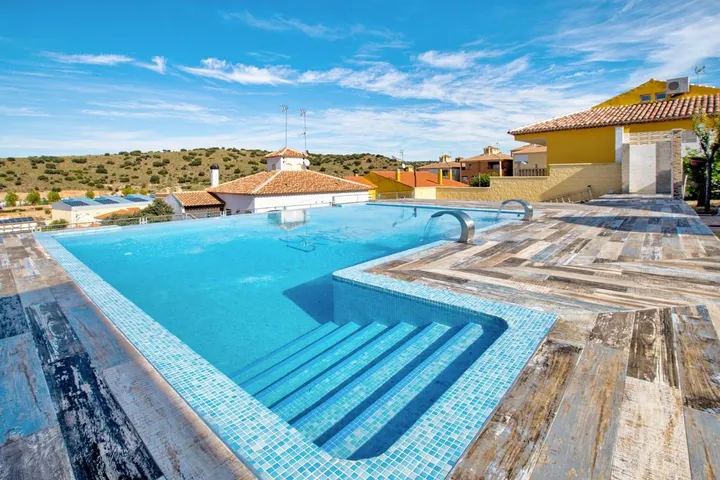 Casa rural para 10 personas, con vistas además de piscina y jardín - 1