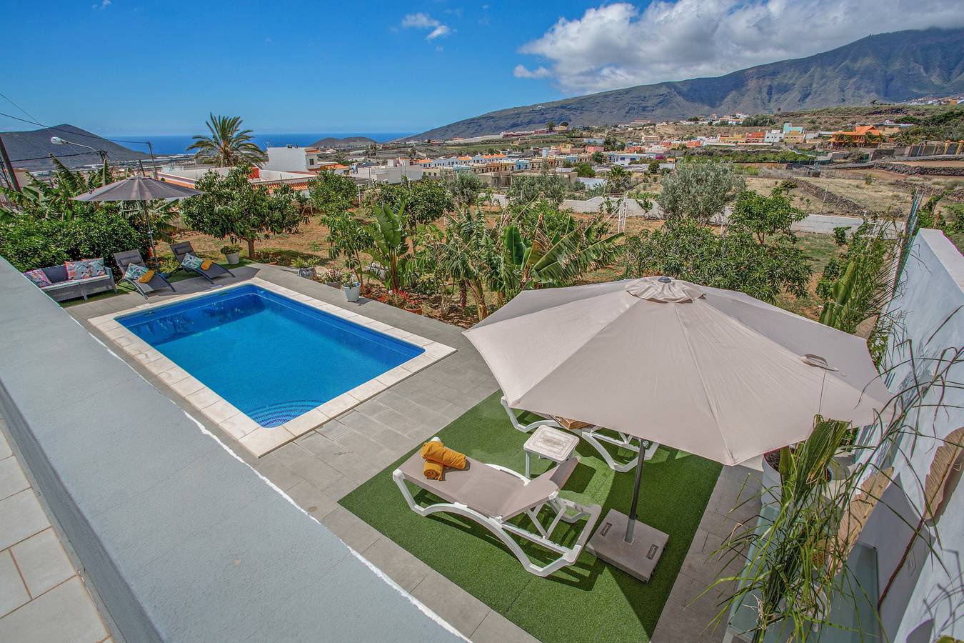 Vacation Home 'Piscina Climatizada' with Sea View, Private Pool and Wi-Fi in La Hidalga, Arafo region