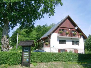 Maison d’hôte pour 3 personnes, avec terrasse ainsi que vue et jardin dans Plitvička Jezera