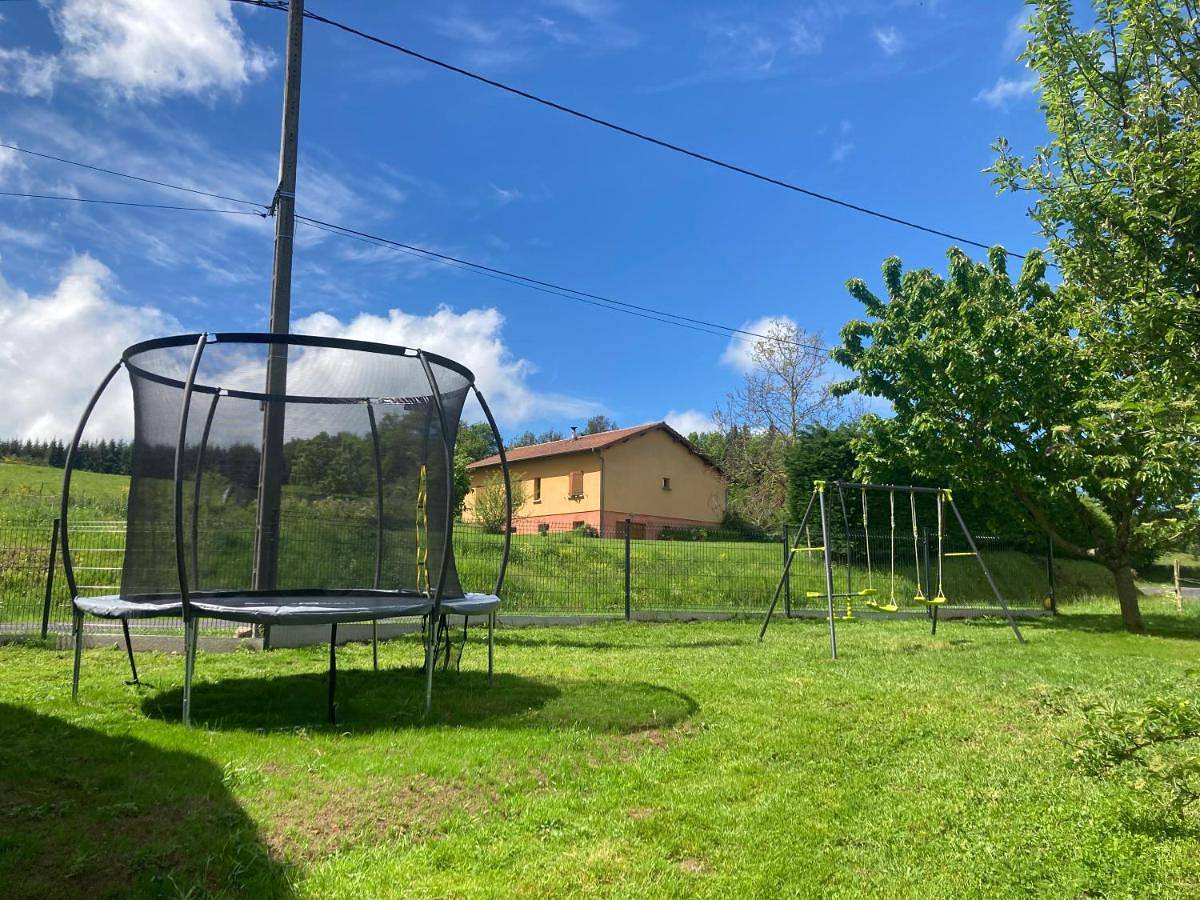 Six-Bedroom House in Auzelles, Parc Naturel Régional Livradois-Forez