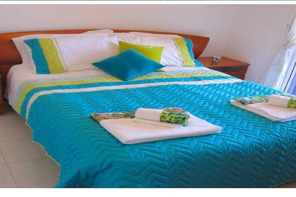 Entire apartment, 2 Bedroom Apartment/Sleeps 6 in Paphos, South Cyprus