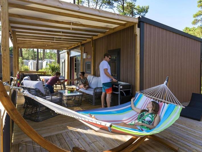 Camping pour 4 personnes, avec bassin pour enfant et vue ainsi que piscine et jardin