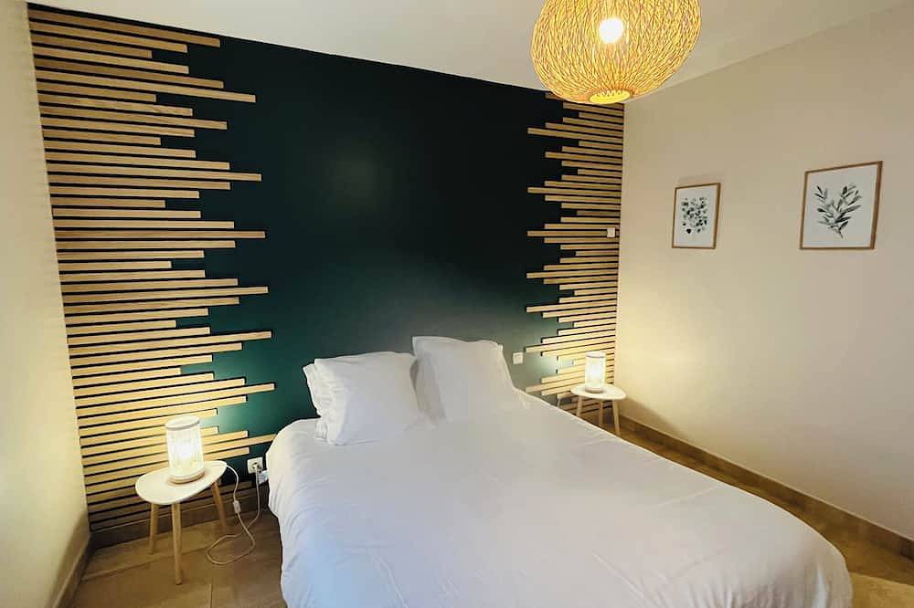 Heated Swimming Pool 2-person apartment with private spa in villa - beach 300m away in Le Dossen, Santec