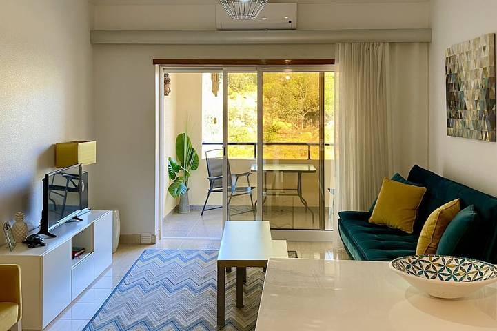 Ganze Wohnung, Modernes Apartment - 1 Schlafzimmer - 4 Gäste - 5 Minuten zum Strand in Alporchinhos (Atlantikküste), Porches
