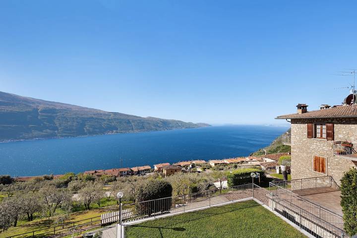 Holiday rental for 4 people, with Balcony and Garden as well as Lake view in Lake Garda