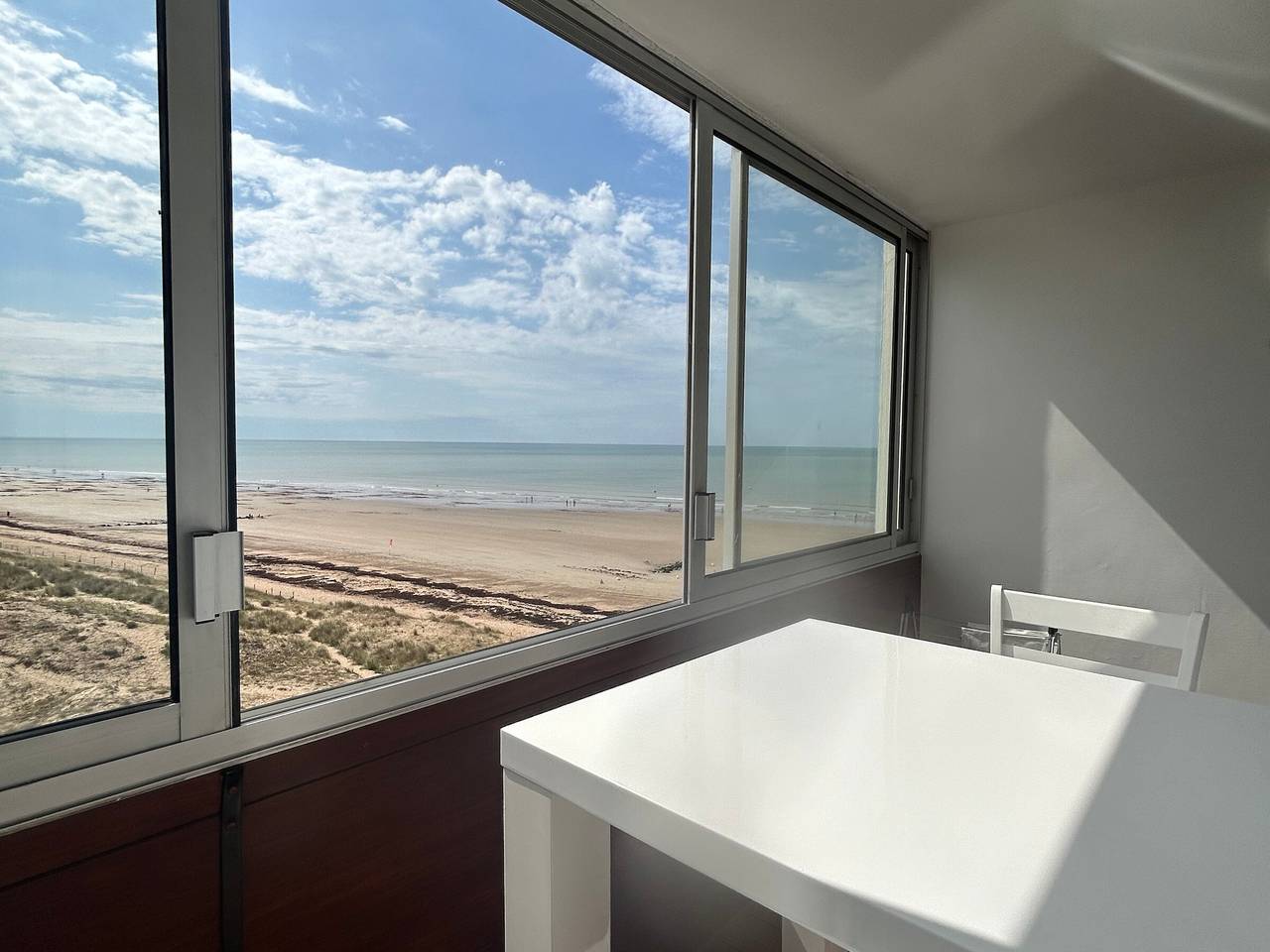 Apartamento entero, Estudio encantador con balcón, aparcamiento gratuito, playa y tiendas cercanas in Saint-Hilaire-de-Riez, Vandea