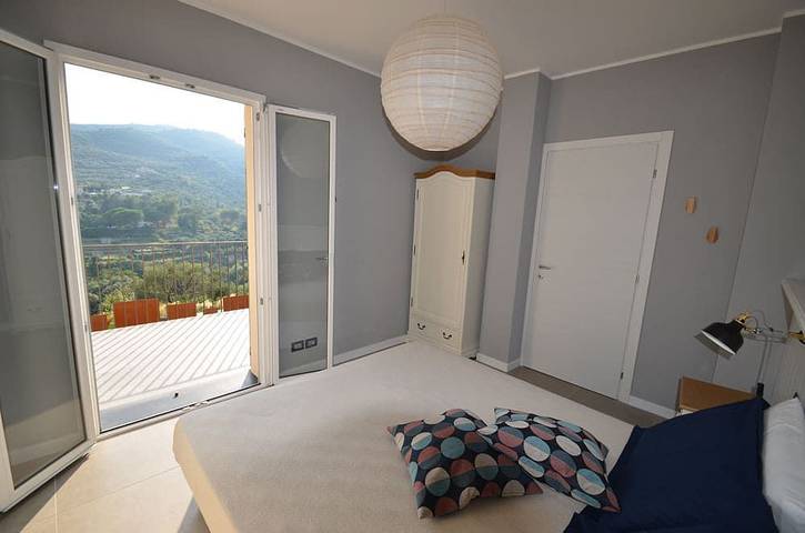Ferienwohnung für 6 Personen, mit Terrasse und Garten sowie Pool und Ausblick in Imperia - 4