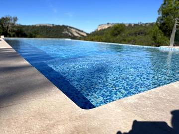 Location de vacances pour 11 personnes, avec piscine ainsi que jardin et vue à Cabasse