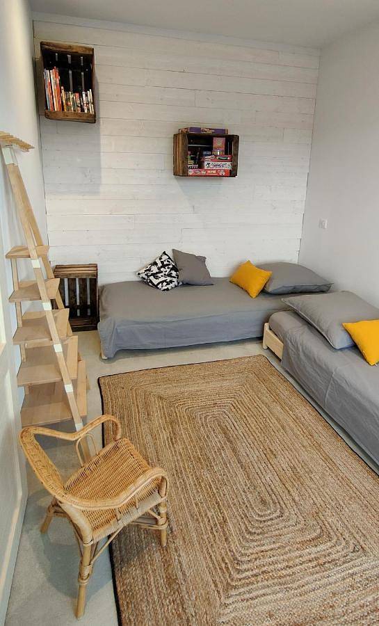 Location de vacances pour 4 personnes, avec piscine ainsi que vue et jardin à Saint-Étienne-de-Fontbellon - 2