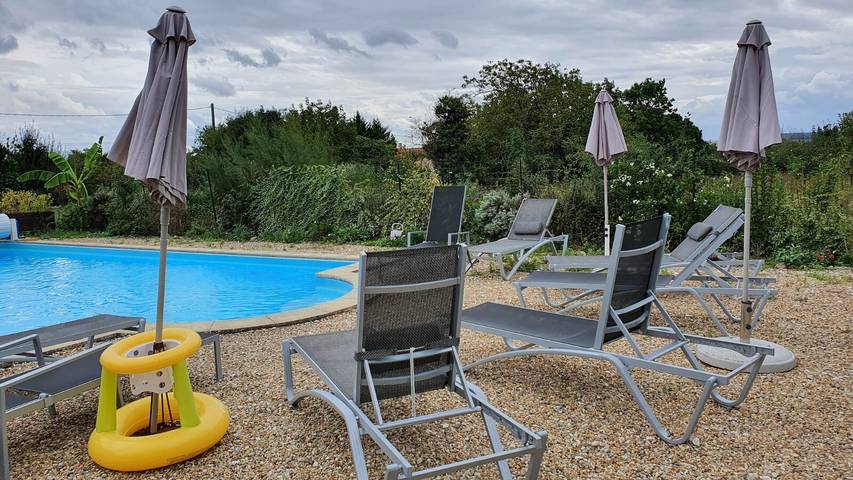 Casa rural 'Gîte Les Hirondelles' con piscina compartida, terraza privada y Wi-Fi in Chervettes, Region de Rochefort