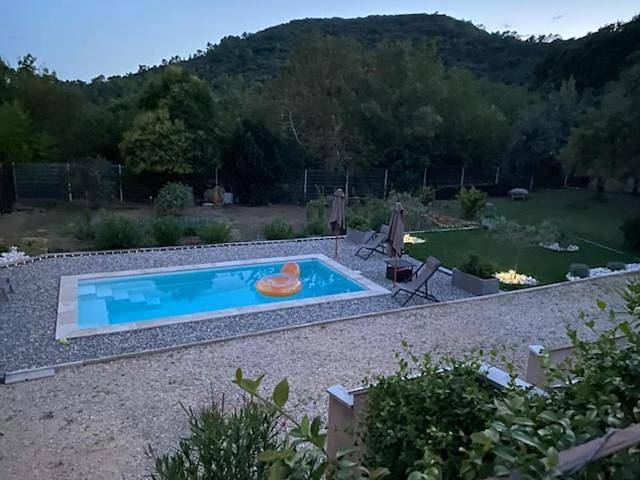 Location de vacances pour 6 personnes, avec balcon et jardin ainsi que jacuzzi et piscine à Saint-Jean-du-Pin