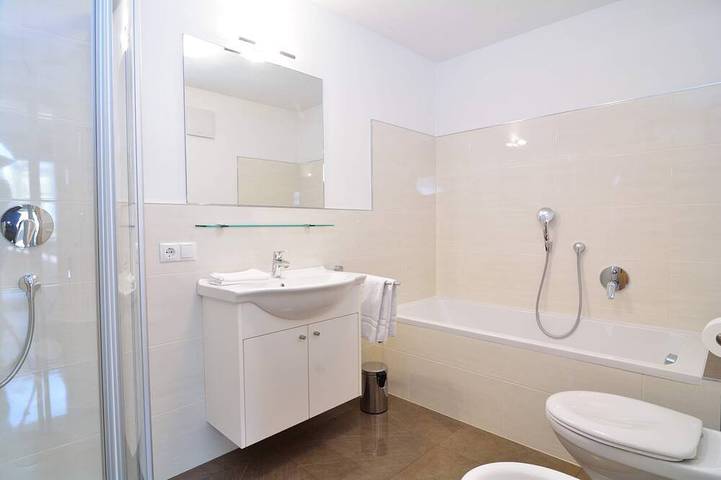 Ferienhaus für 6 Personen, mit Pool und Garten sowie Balkon