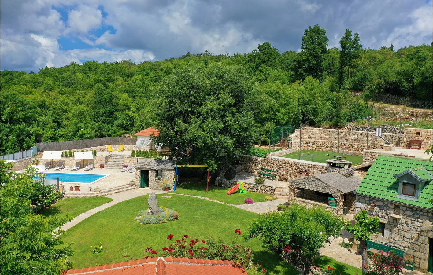 Geräumige 2-Zimmer-Wohnung mit Pool und Terrasse, WLAN, Parkplatz in Imotski, Makarska Riviera