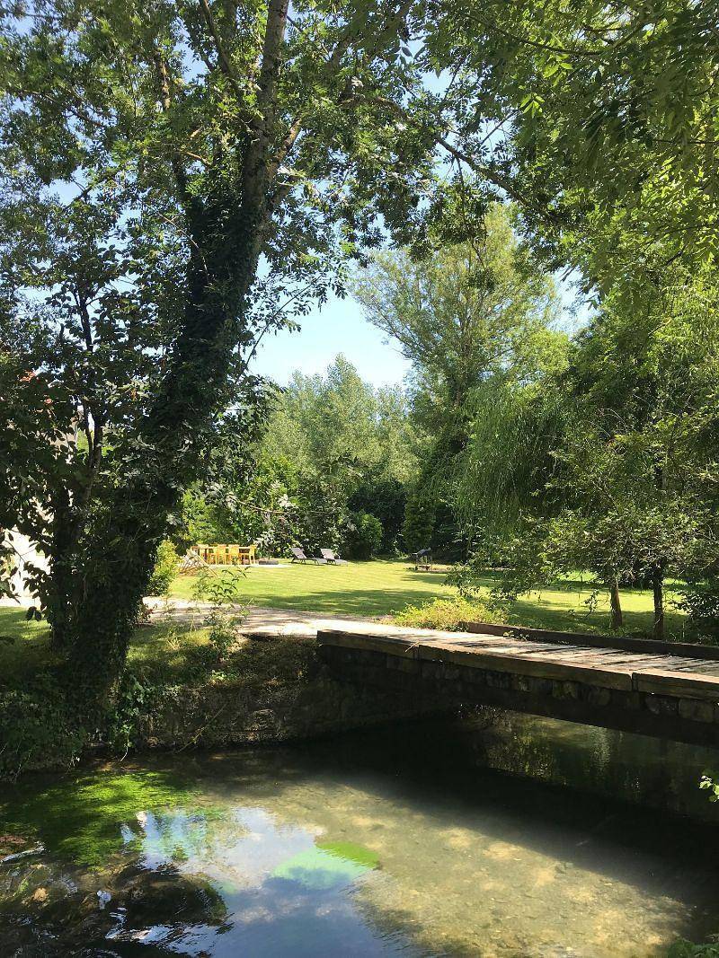 Le Moulin de Champagne in Jully-sur-Sarce, Aube (desambiguación)