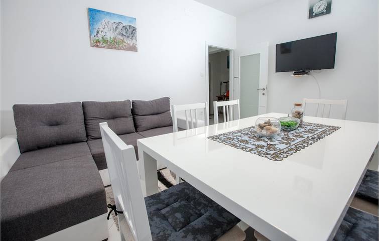 Gemütliche 2-Zimmer-Wohnung mit Pool und WLAN, 2,5 km vom Strand entfernt in Starigrad, Zadar