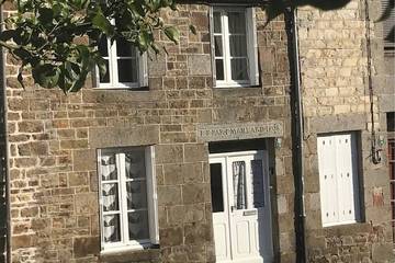 Gîte pour 11 personnes, avec terrasse à Lonlay-l'Abbaye
