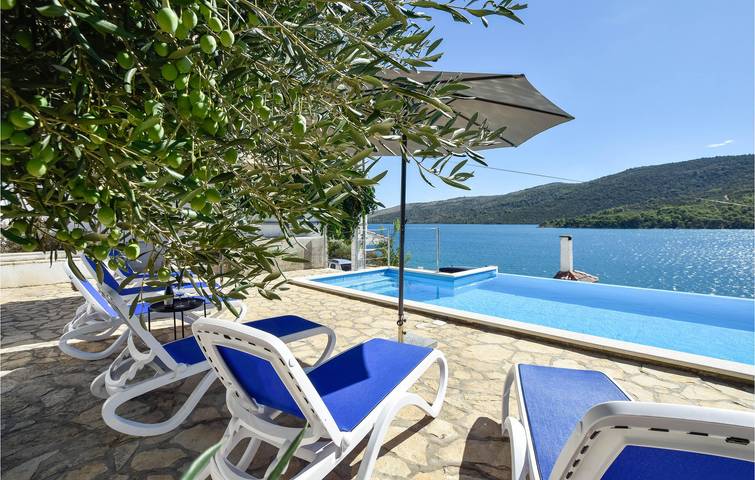 Charmant appartement de deux chambres avec piscine et terrasse, situé à proximité du littoral in Poljica, Split-Dalmatie