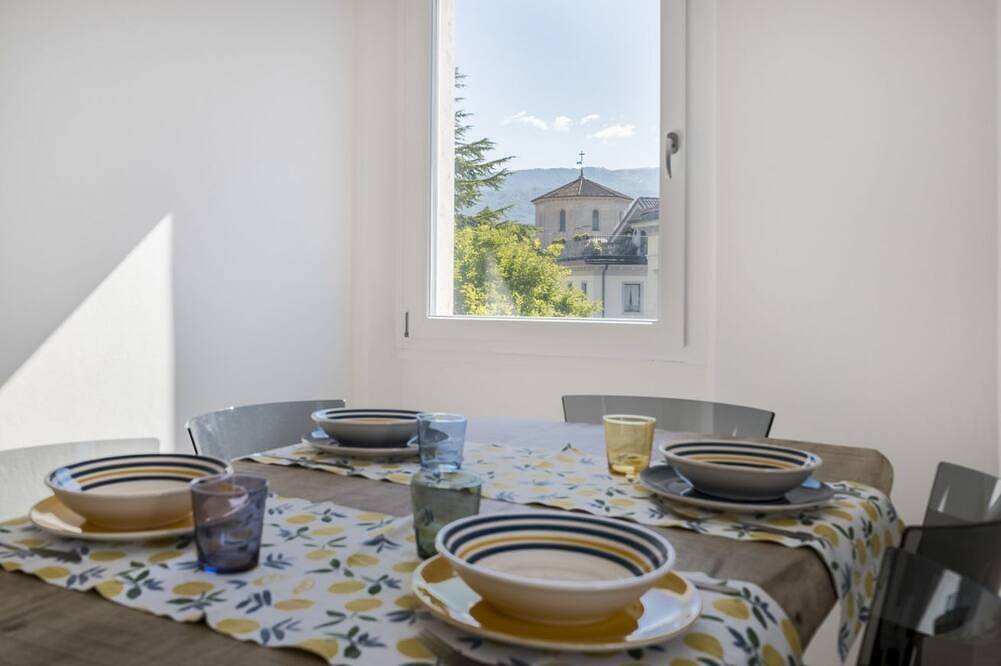 Appartement entier, Elegant apartment of 65 sqm, for 4 people, located on the third floor of a building with an elevator (Not suitable to disabled guests - 4 steps). The property is located in the heart of Belluno's historic center, in a panoramic position offering views of in Belluno, Schiara