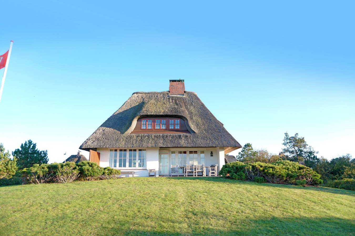 Ferienhaus 'Reetdachhaus' mit Meerblick, privater Terrasse und Wlan in Greveling, Nieblum