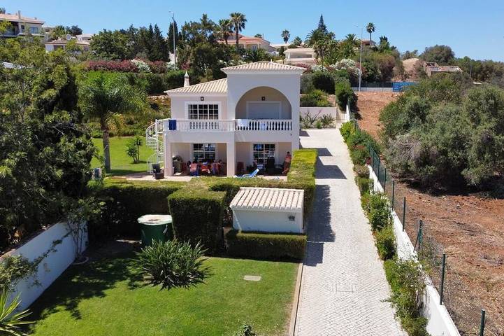 Holiday rental for 8 people, with garden and pool as well as balcony in Praia da Luz