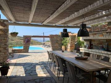 Cottage pour 8 personnes, avec terrasse ainsi que jardin et piscine, adapté aux familles dans Kea