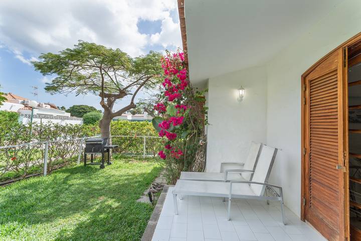 Casa Vacacional 'Maravilloso Bungalow en Maspalomas' con Piscina Compartida, Terraza Privada y Wi-Fi in Campo Internacional, San Bartolomé de Tirajana