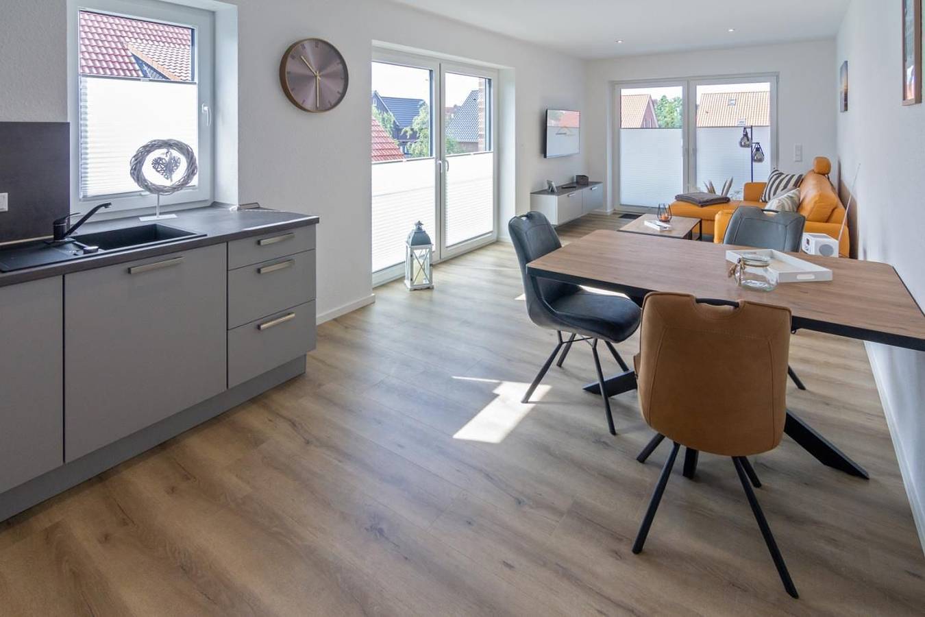 Ganze Wohnung, Neubau 2025 unmittelbar am Deich und Hafen. Es handelt sich um Musterbilder des identischen Nachbarhauses D. in Norddeich, Norden und Umgebung