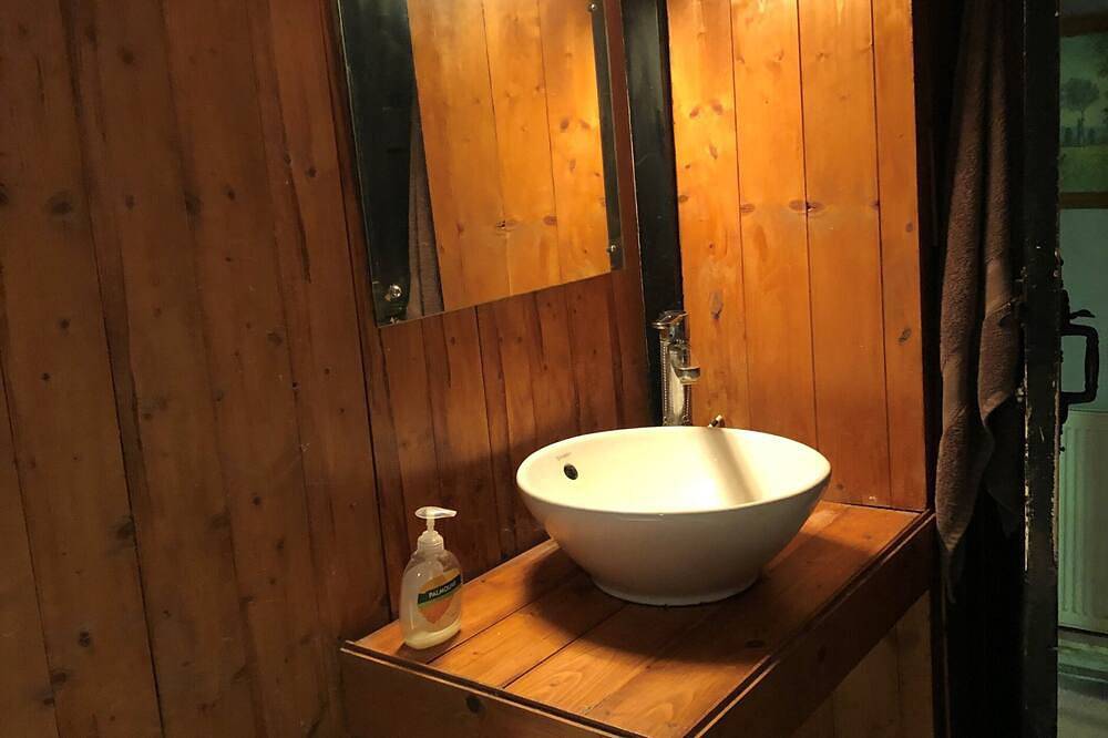 Double Room in Character Cottage - With Parking in Beaulieu (Hampshire), Hampshire