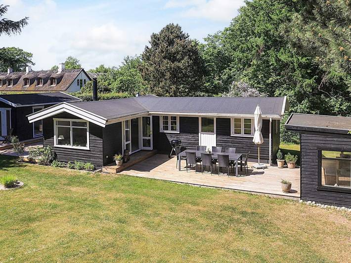 Ferieudlejning for 6 personer, med Terrasse og Have i Smidstrup