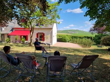 Gîte pour 15 personnes, avec jardin ainsi que terrasse et piscine à Crézancy-en-Sancerre