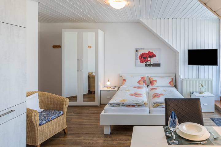 Ganze Wohnung, Einzimmerwohnung "Baur Nr. 2" mit Wlan und Balkon; Parkplatz vorhanden in Salem, Region Bodensee-Oberschwaben
