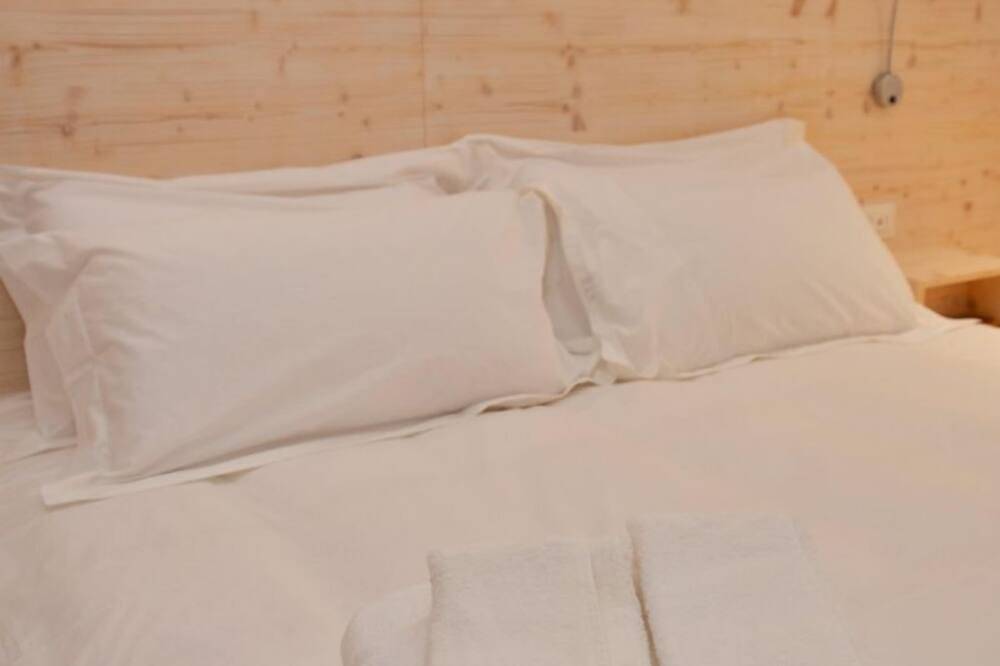 Apartamento entero, Camera matrimoniale, ambiente ricercato, arredato ed impreziosito. in Lecce, Provincia de Lecce