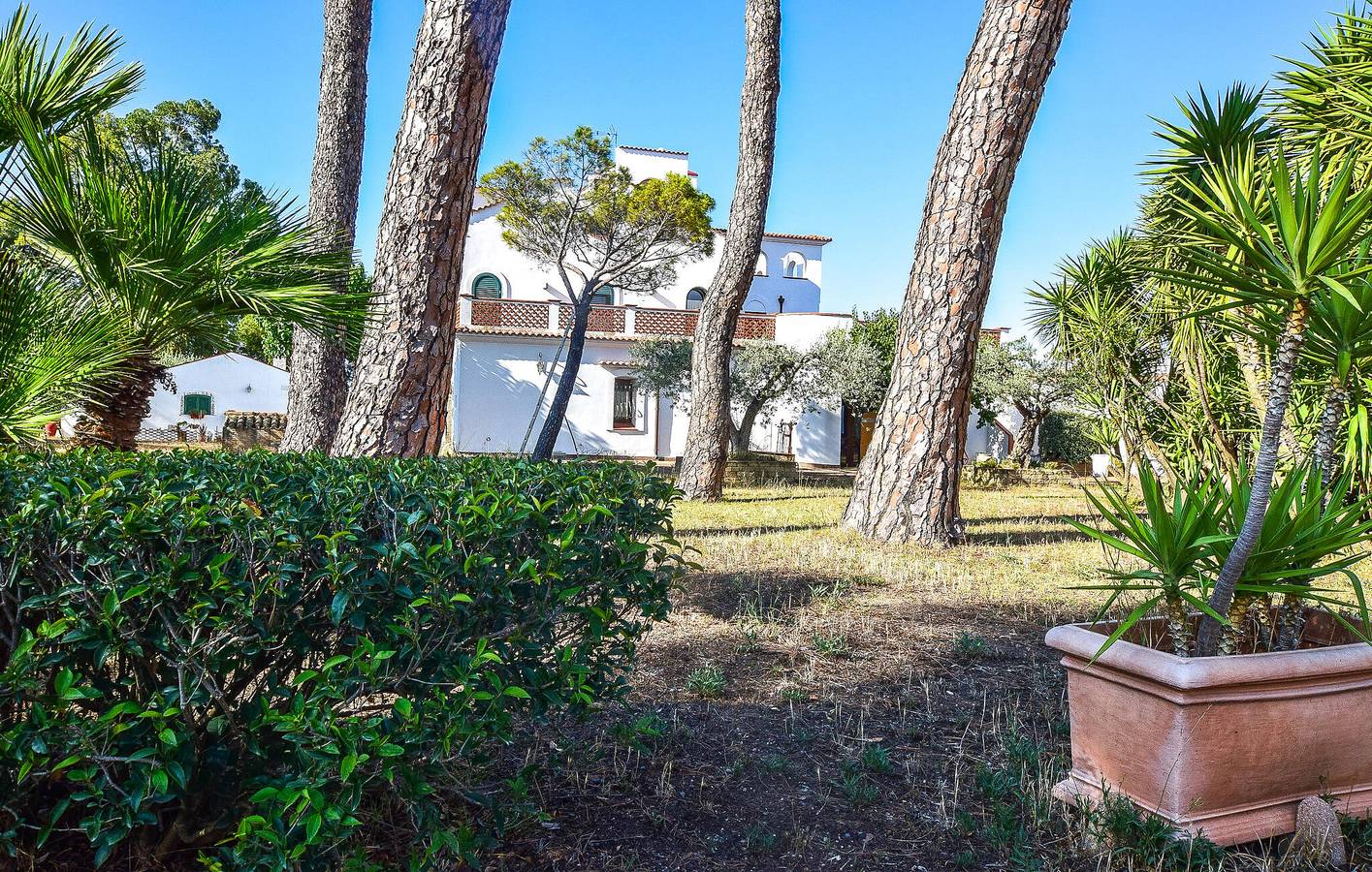 Ritiro soleggiato con garage, aria condizionata, piscina e terrazza in Lucera, Provincia di Foggia