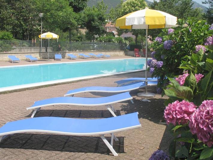 Appartamento per 4 persone, con giardino e piscina nonché panorama in Cogoleto