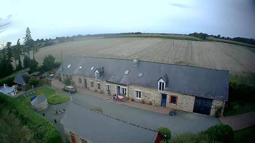 Location de vacances pour 8 personnes, avec Terrasse et Jardin ainsi que Piscine et Vue à Eancé