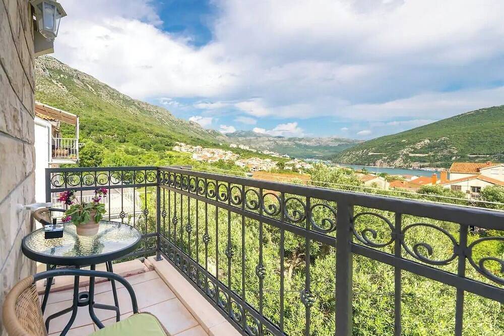 Tranquility and Nature in 4 bedroom w/ Sea view - 300m from the sea in Mokosica, Dubrovnik-Neretva