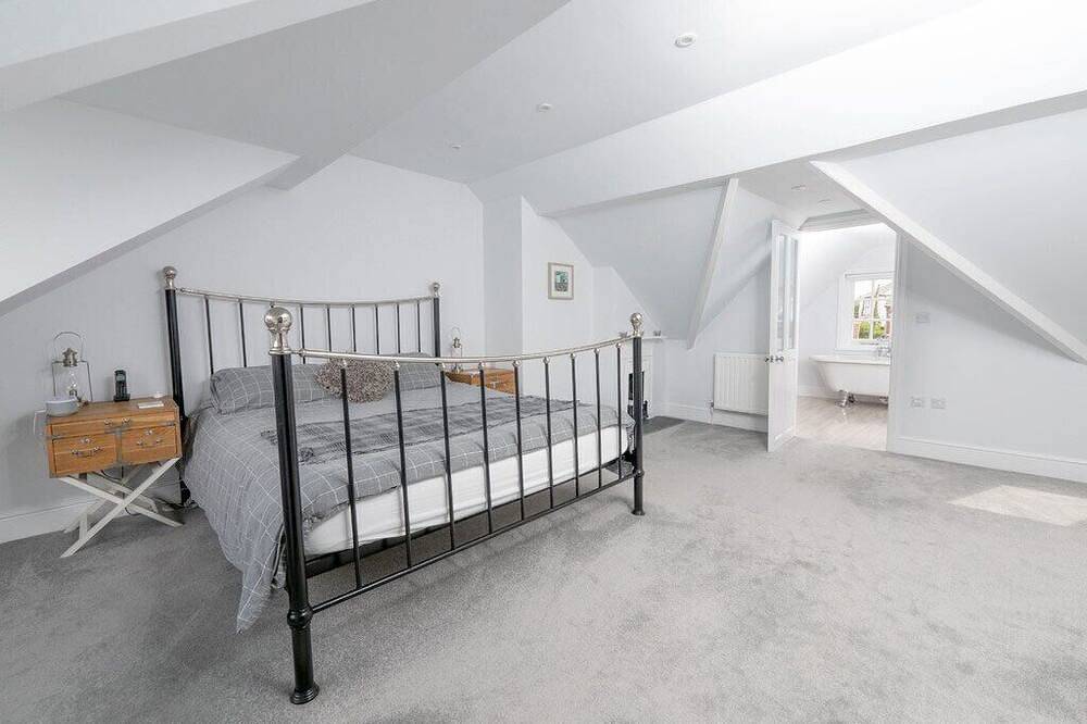 Five mins walk to beach - 4 bed luxury holiday home located within heart of Bude in Bude, Cornualles