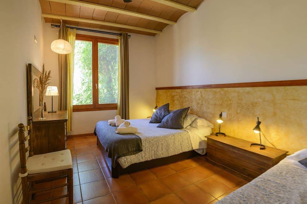 Casa rural con piscina en interior Costa Brava in Lladó, Alt Empordà