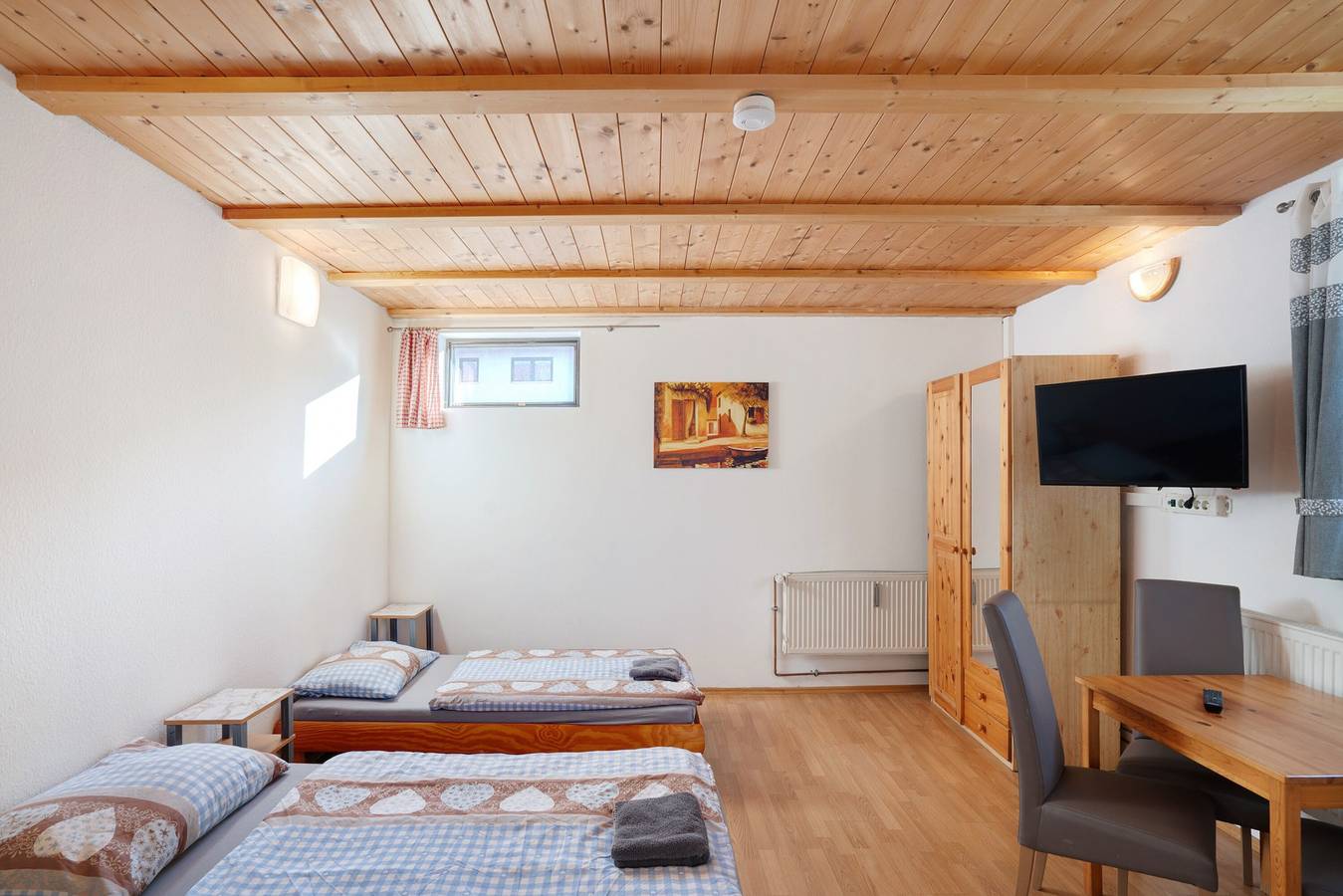 Ganze Wohnung, Knödelhof 'Appartement 12/13' mit Gemeinschaftsterrasse und Wlan in Putzbrunn, Oberbayern