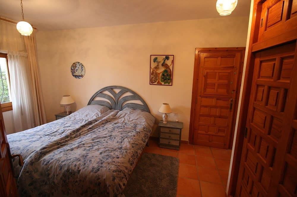 Romslig sommer hus med 3 soverom; 6 senger, privat basseng, wifi, sjø og fjell utsikt in El Captivador, Albir