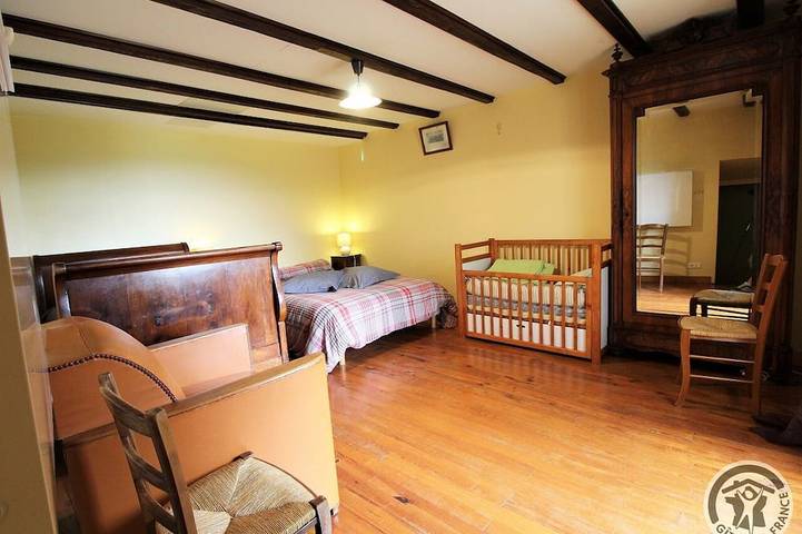 Location de vacances pour 9 personnes, avec jacuzzi et jardin ainsi que terrasse et piscine à Poule-les-Écharmeaux - 2