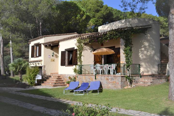 Casa rural para 6 personas, con terraza y piscina además de jardín y vistas, Se admiten mascotas en Torroella de Montgrí - 2