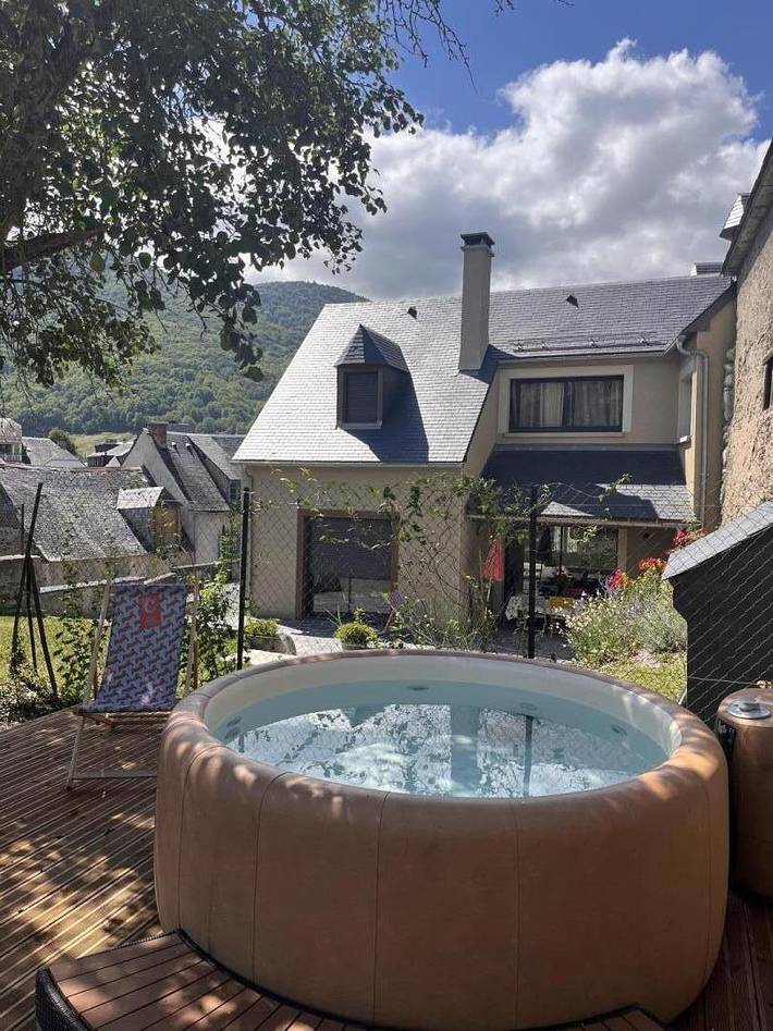 Gîte pour 8 personnes, avec terrasse ainsi que jacuzzi et jardin, animaux acceptés à Arreau - 2