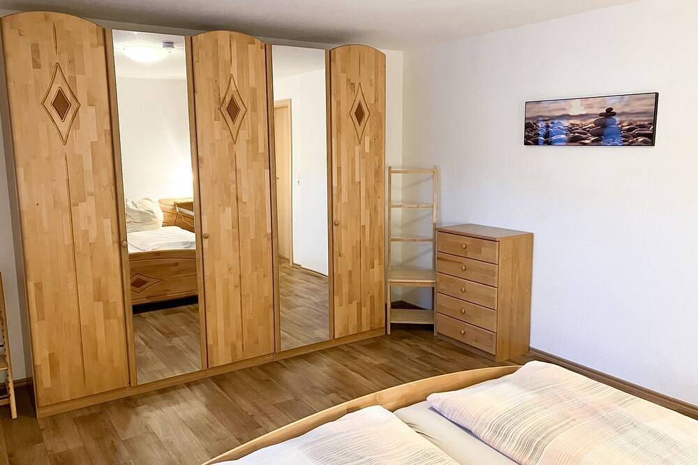 Ganze Wohnung, 4 Sterne Ferienwohnung Morgensonne am Kurpark,  Parkplatz, Wlan, 2 Schlafzimmer in Bad Berka, Weimarer Land