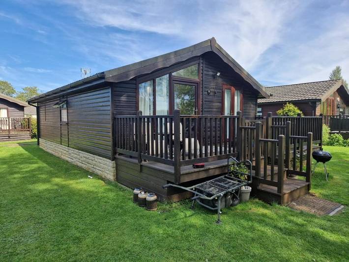Location de vacances pour 4 personnes, avec piscine et vue sur le lac ainsi que vue et balcon dans Cotswolds