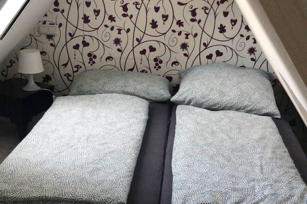 Ganze Wohnung, Moderne Dachgeschosswohnung - 15min vom Europa Park entfernt in Kenzingen, Südschwarzwald